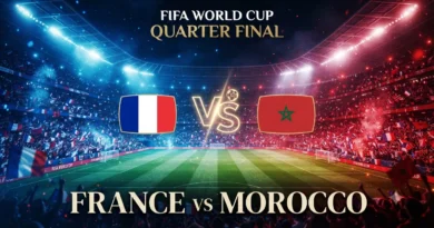 تصميم احترافي لمباراة فرنسا ضد المغرب في ربع نهائي كأس العالم، يظهر علما المنتخبين على جانبي ملعب كرة قدم مضاء ليلاً مع كلمة VS في المنتصف وأجواء جماهيرية حماسية.