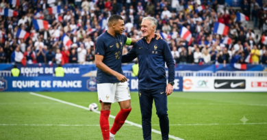 كيليان مبابي بقميص المنتخب الفرنسي رقم 10 يعانق مدرب المنتخب ديدييه ديشامب على أرضية الملعب.