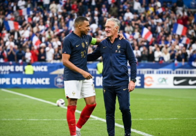 كيليان مبابي بقميص المنتخب الفرنسي رقم 10 يعانق مدرب المنتخب ديدييه ديشامب على أرضية الملعب.
