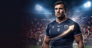 صورة فوتوغرافية احترافية واقعية (HDR) للاعب الرجبي الفرنسي فرانسوا كروس وهو يرتدي الطقم الثاني لفريق ستاد تولوزان (باللون الكحلي الداكن مع تفاصيل حمراء وبيضاء)، ويقف في ملعب مضاء ليلاً مع أسهم انتقال متوهجة في الخلفية.