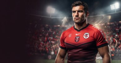 صورة فوتوغرافية واقعية ومليئة بالدراما (HDR) للاعب الرجبي الفرنسي فرانسوا كروس وهو يرتدي قميص فريق ستاد تولوزان ويقف في ملعب مضاء ليلاً.