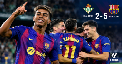 لامين يامال يحتفل بقميص برشلونة بعد الفوز على ريال بيتيس بنتيجة 5-2 في الدوري الإسباني