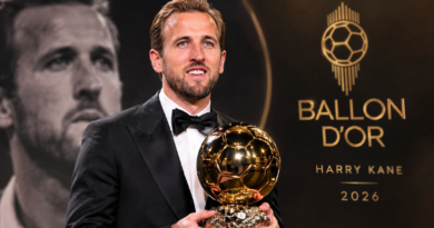 هاري كين يحمل جائزة الكرة الذهبية في تصميم احتفالي يبرز إنجاز نجم بايرن ميونخ لعام 2026.